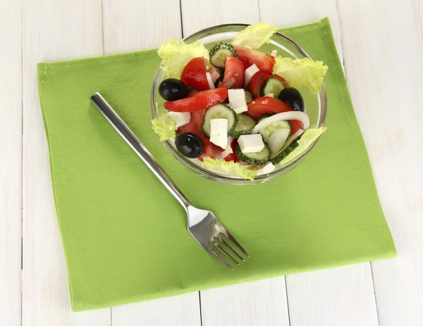 Leckerer griechischer Salat auf weißem Holzhintergrund — Stockfoto