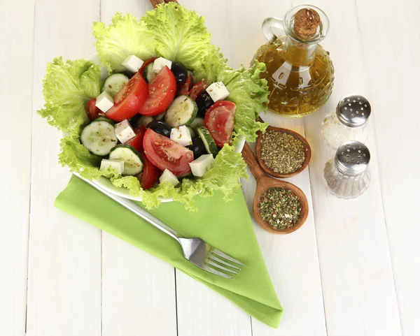 Смачний грецький салат зі спеціями на білому тлі дерев'яні — стокове фото
