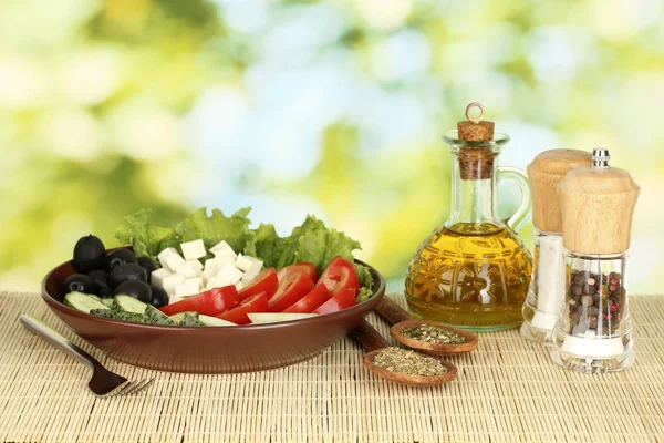 Вкусный греческий салат на ярко-зеленом фоне — стоковое фото
