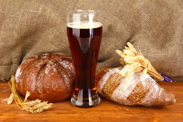 Glass of kvass with bread on canvas background close-up — Stock Photo, Image