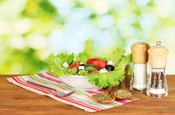 明るい緑色の背景でおいしいギリシャ サラダ — ストック写真