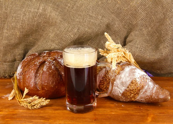 Glass of kvass with bread on canvas background close-up — Stock Photo, Image