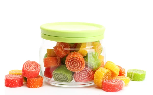 Caramelos de gelatina de colores en frasco de vidrio aislado en blanco — Foto de Stock