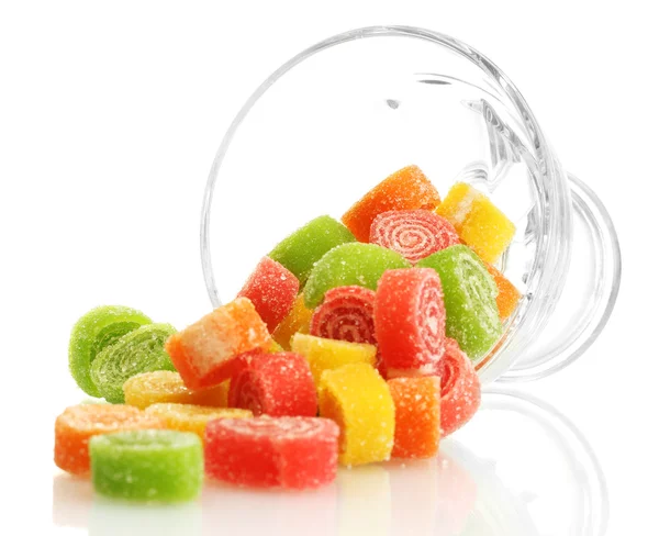 玻璃碗中的彩色果冻糖果，与白色隔离 — 图库照片