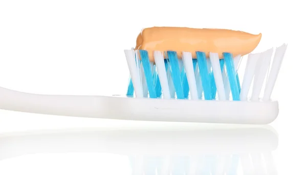 Зубная щетка с пастой, изолированной на белом — стоковое фото