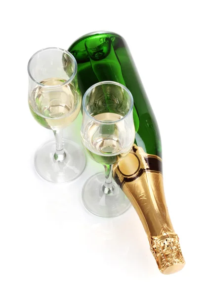 Bouteille de champagne et gobelets isolés sur blanc — Photo