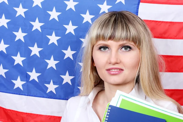 Молода жінка на фоні прапора Америки — стокове фото