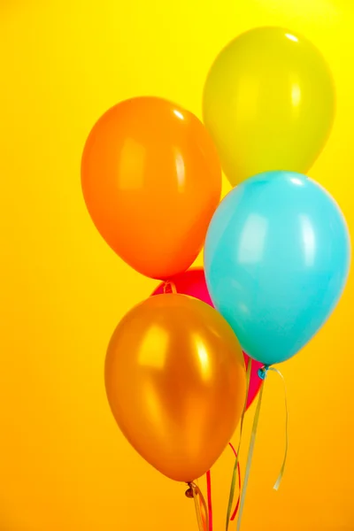 A sárga háttér közelről színes léggömbök — Stock Fotó