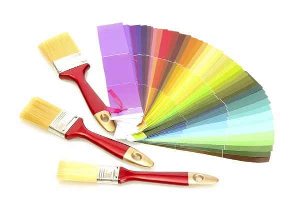 Verf penselen en helder palet van kleuren geïsoleerd op wit — Stockfoto