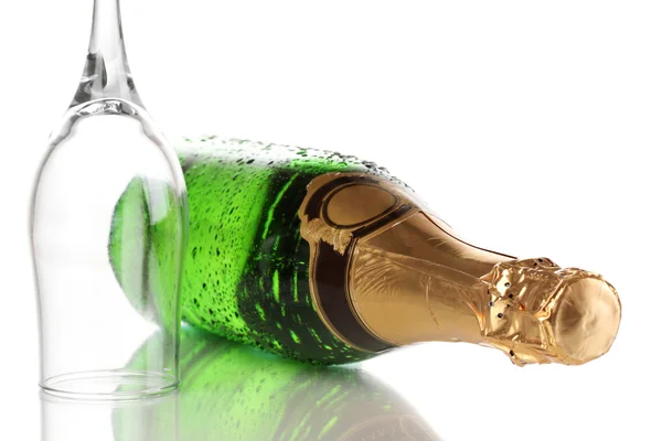 Botella de champán y copa aislada en blanco — Foto de Stock