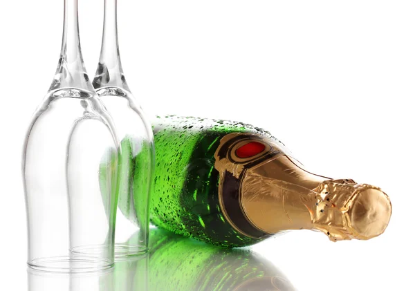 Bottiglia di champagne e calici isolati su bianco — Foto Stock