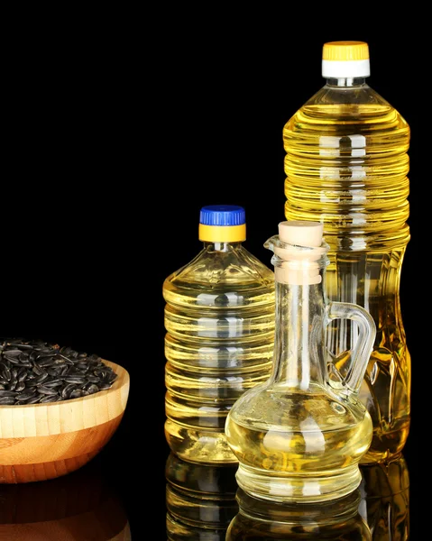 Olej słonecznikowy w butelkach na czarnym tle z bliska — Zdjęcie stockowe