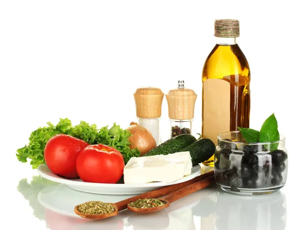 Ingredientes para una ensalada griega aislada sobre fondo blanco —  Fotos de Stock