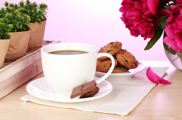 कॅफेमध्ये टेबलवर कॉफी, कुकीज, चॉकलेट आणि फुलं कप — स्टॉक फोटो, इमेज