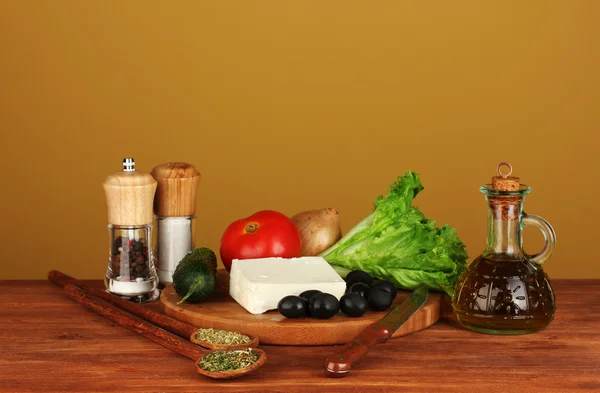Ingredientes para uma salada grega em fundo marrom close-up — Fotografia de Stock