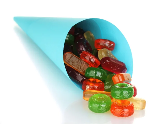 Chutné barevné bonbóny ve světlé taškou izolovaných na bílém pozadí — Stock fotografie