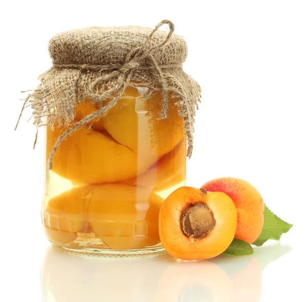 Konserverade aprikoser i en burk och söta aprikoser isolerad på vit — Stockfoto