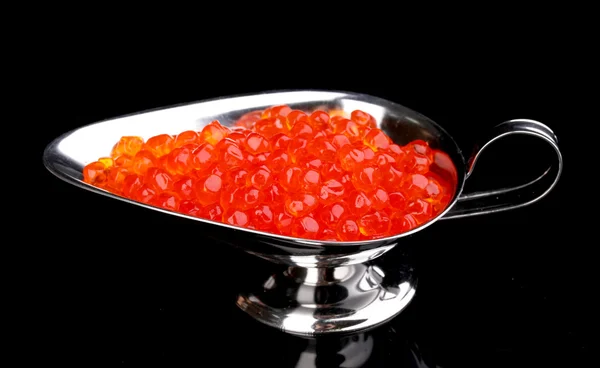 Caviar vermelho em tigela de prata isolado em preto — Fotografia de Stock