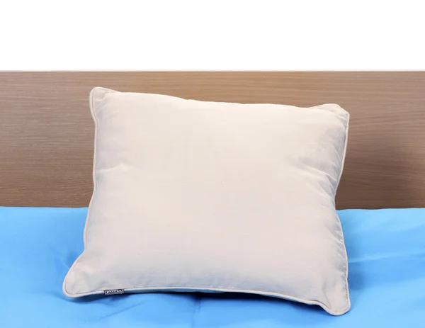 在白色背景上的床上的枕头 — 图库照片