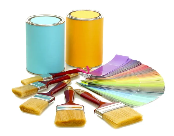 Blechdosen mit Farbe, Pinseln und heller Farbpalette isoliert auf Weiß — Stockfoto