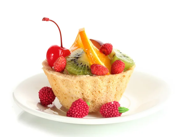 Gâteau sucré avec des fruits sur assiette isolé sur blanc — Photo