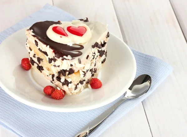 Süße Torte mit Schokolade auf Teller auf Holztisch — Stockfoto