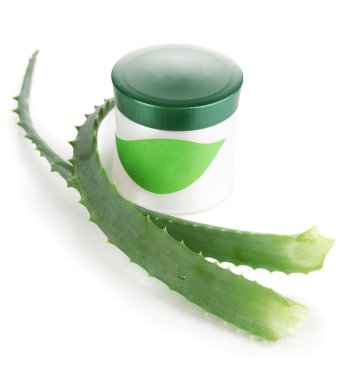 aloe vera üzerinde beyaz izole ile krem kavanoz