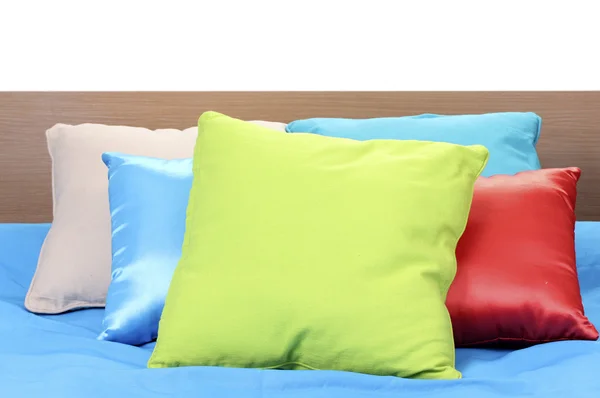 白い背景の上のベッドの上の明るい枕 — ストック写真