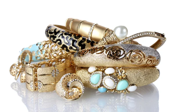 Piękne złote bransoletki i pierścienie na białym tle — Zdjęcie stockowe