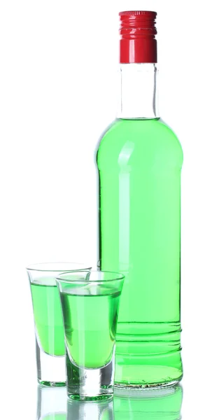 Bottiglia e due bicchieri di assenzio isolati su bianco — Foto Stock