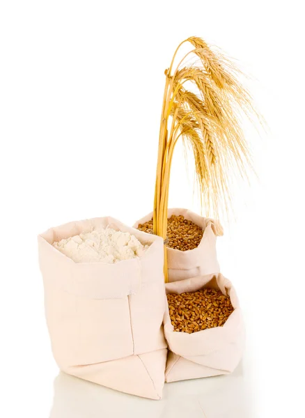 白で隔離され小麦粉と小麦の粒 — ストック写真