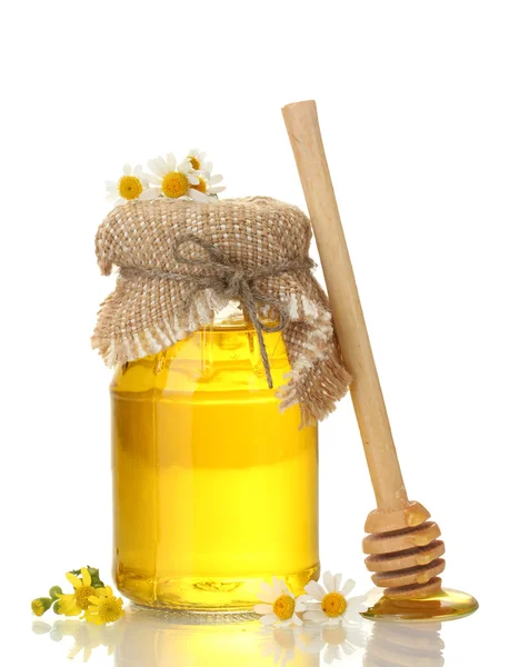 Γλυκό μέλι σε βάζο και Μαργαρίτα λουλούδια που απομονώνονται σε λευκό — Φωτογραφία Αρχείου