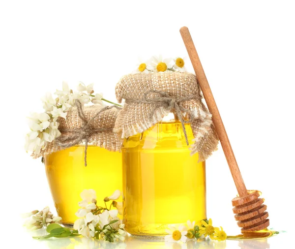 Süßer Honig in Gläsern und Akazienblüten isoliert auf weiß — Stockfoto