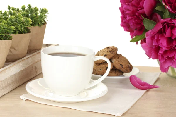 Чашка кави, печива та квітів на столі в кафе — стокове фото