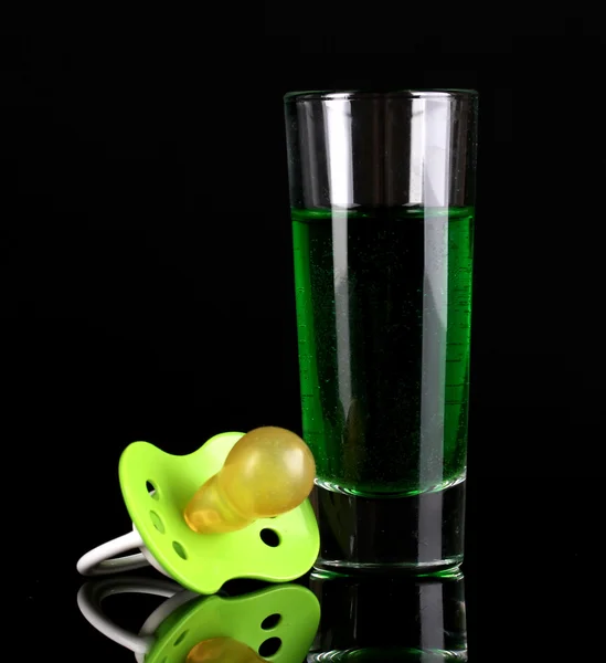 Boneco de bebê com bebida alcoólica isolada em preto — Fotografia de Stock