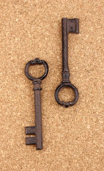 Duas chaves antigas no fundo de cortiça — Fotografia de Stock