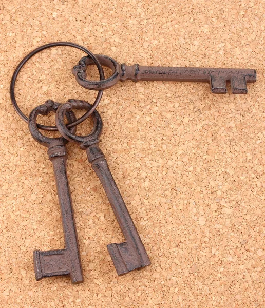 一串软木背景上的古董钥匙 — 图库照片