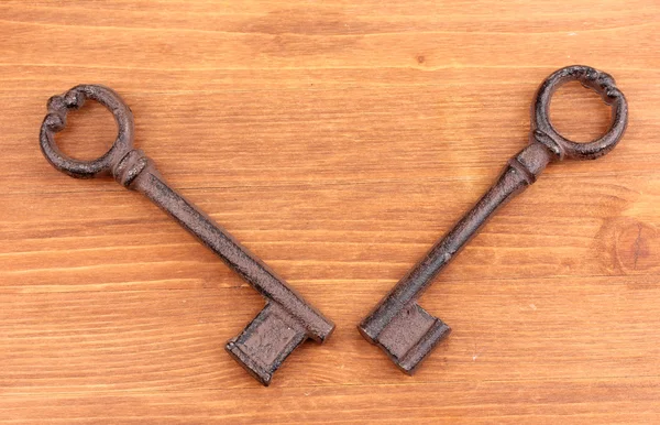 Dos llaves antiguas sobre fondo de madera —  Fotos de Stock