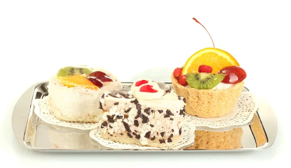 Γλυκά κέικ με φρούτα και σοκολάτα σε ασημένιο δίσκο που απομονώνονται σε λευκό — Φωτογραφία Αρχείου