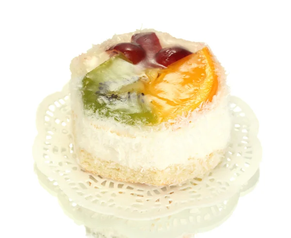 Γλυκό κέικ με φρούτα που απομονώνονται σε λευκό — Φωτογραφία Αρχείου