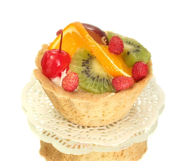 Søt kake med frukt isolert på hvitt – stockfoto