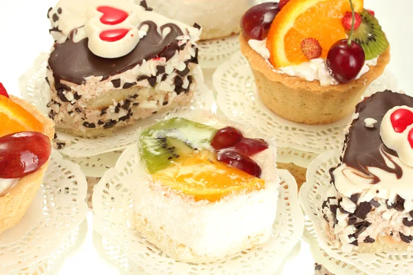 Zoete cake met vruchten en chocolade op wit wordt geïsoleerd — Stockfoto