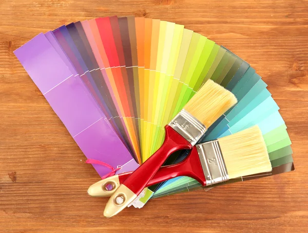 Pędzle i jasne palety kolorów na drewniane tła — Zdjęcie stockowe