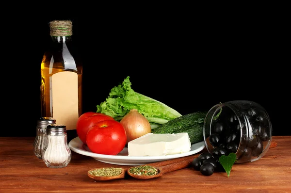 Ingredientes para una ensalada griega sobre fondo negro — Foto de Stock
