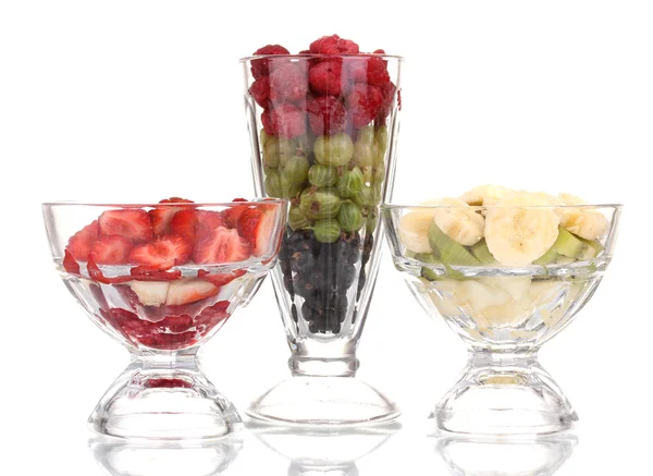 Fruits et baies mélangés dans des verres isolés sur blanc — Photo