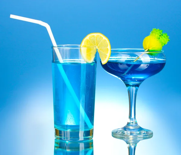 เครื่องดื่มแอลกอฮอล์หลากหลายชนิดบนพื้นหลังสีฟ้า — ภาพถ่ายสต็อก