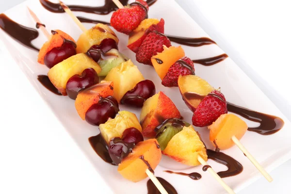 混合されたフルーツおよび果実の白で隔離されるチョコレートの串焼き — ストック写真