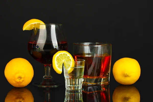 Çeşitli alkollü içecekler üzerinde siyah izole — Stok fotoğraf