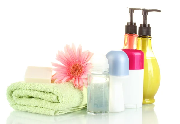 Kosmetyki butelek z ręcznikami i kwiat na białym tle — Zdjęcie stockowe