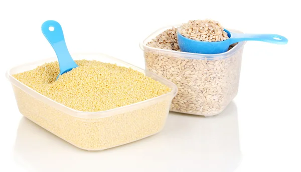 Kaşık ve plastik kaplar üzerinde beyaz izole tahıl ölçme — Stok fotoğraf
